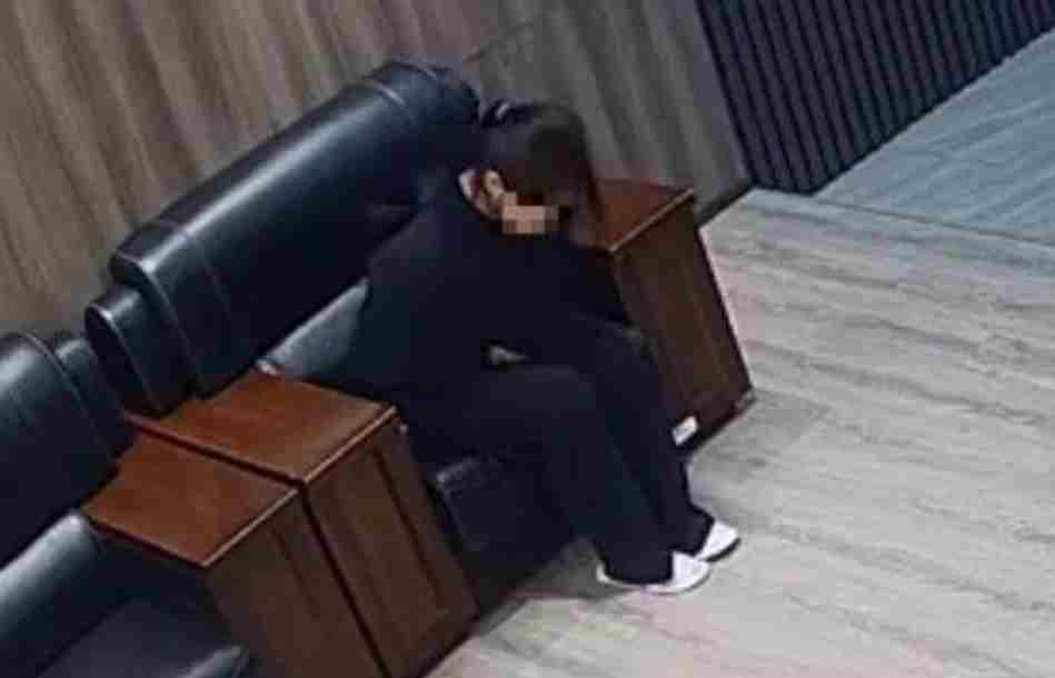 17岁女孩暴雨天疑欲轻生：爸爸不接电话 妈妈不让回家
