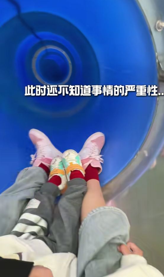 家长抱孩子滑滑梯后孩子骨折 专家：千万不要用这种姿势带娃滑滑梯 