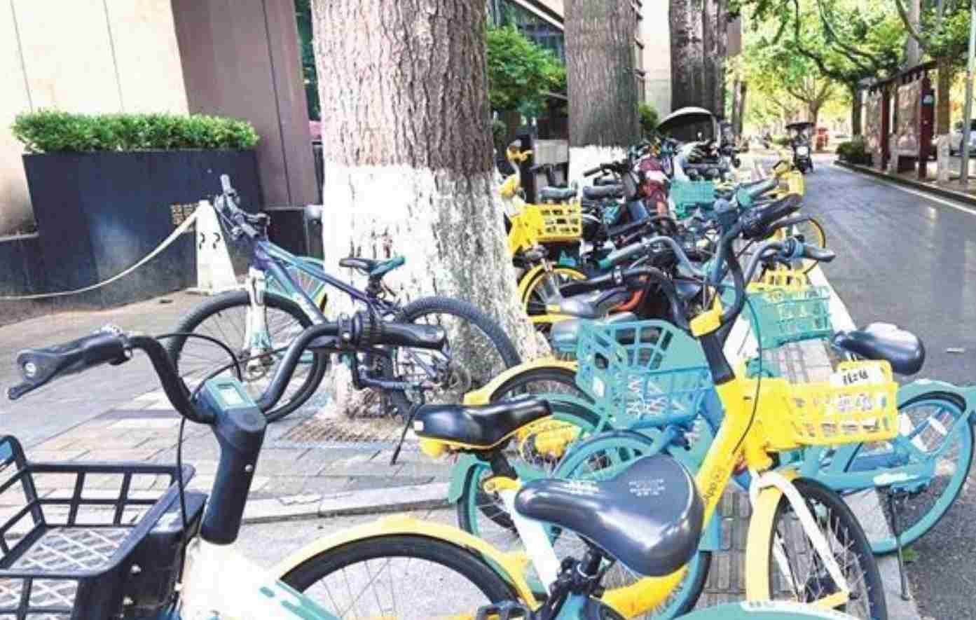 西安翠华路等路段共享单车乱停乱放 市民出行受影响
