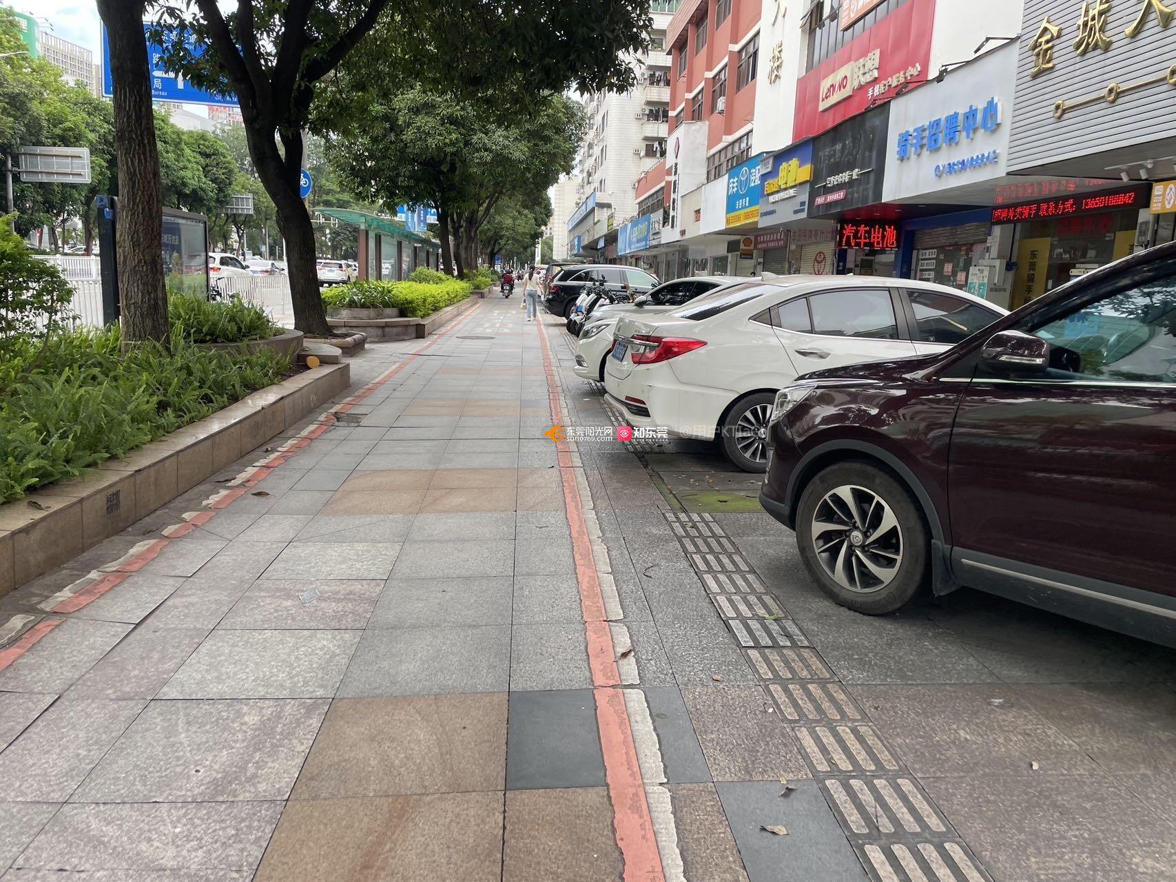 市民反映多路段人行道被占 西安城管：贴条劝离、加固围挡并建立长效机制