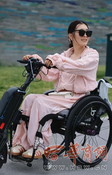 华商正能量|残疾女孩轮椅突发故障  好心小哥哥帮忙送修  女孩全城寻找热心小哥哥表达感谢