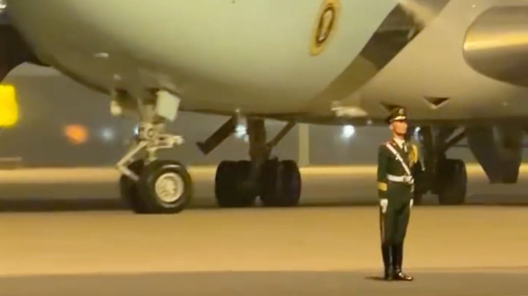 国防部：“空军一号”前岿然不动的士兵是千千万万中国军人的缩影