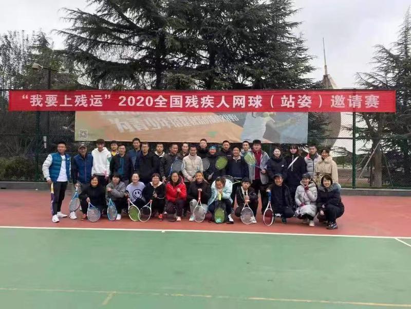 彭强生2020年参加全国残疾人网球赛和队员们合影（受访者供图）