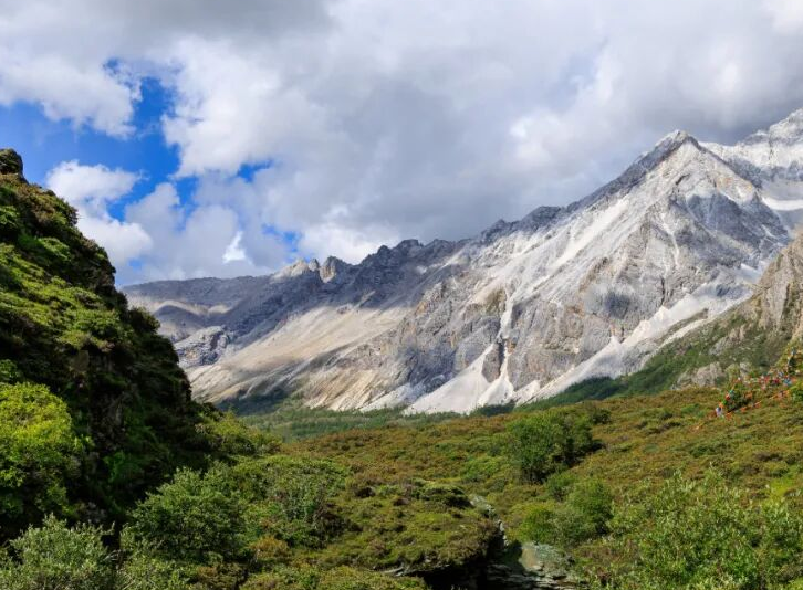 稻城亚丁景区致歉 珠峰、纳木错、泸沽湖等均被曝拦路