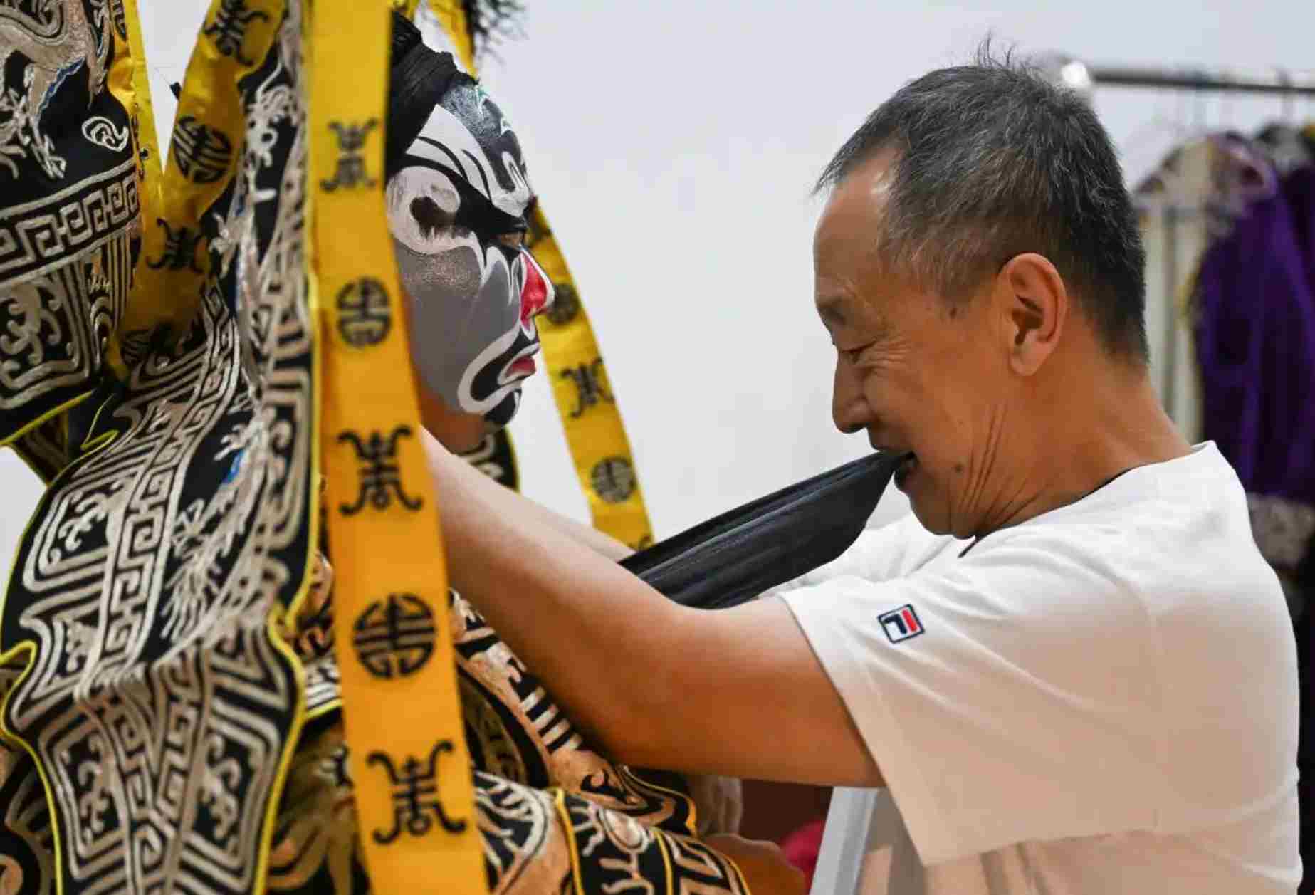“主角”是怎样炼成的？“一群人”的匠心托举