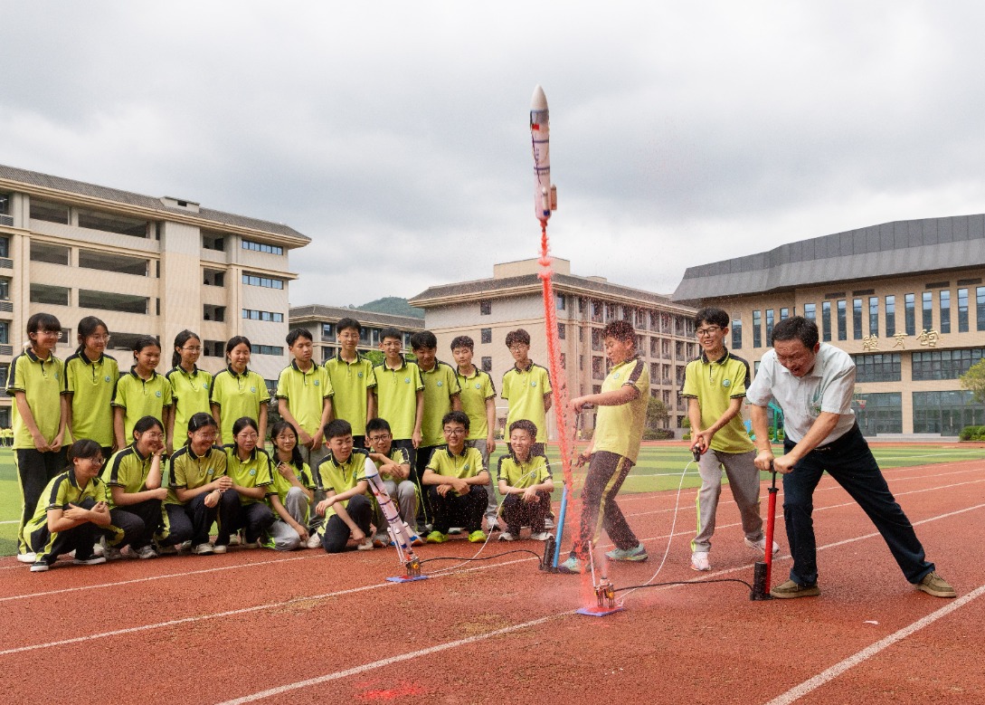 1、2026年5月25日，重庆市南川中学校科技嘉年华活动，水火箭发射实验燃动全场，完美诠释能量转化与反作用力原理。.JPG