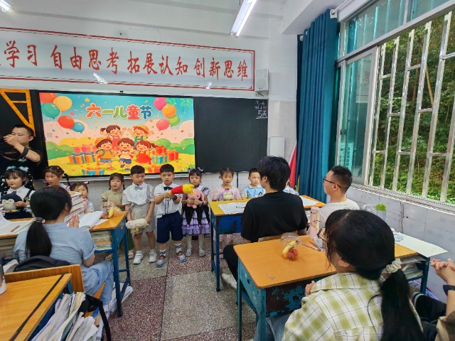 小朋友们向高考学子送上暖心祝福。忠县融媒体中心供图.jpg