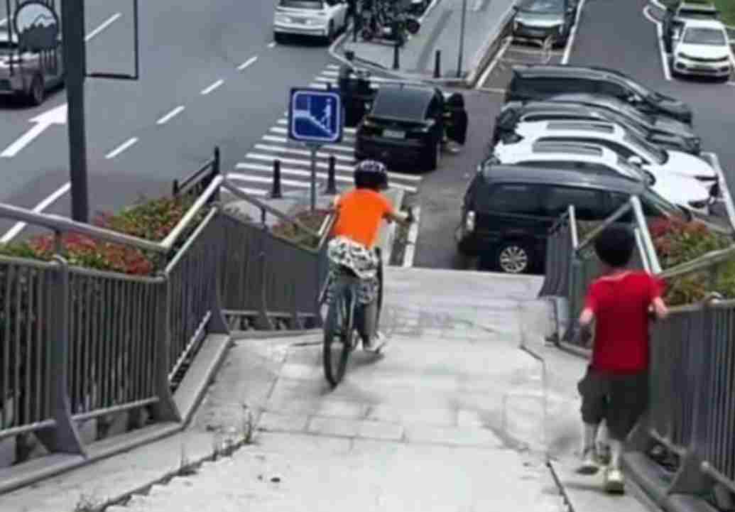 小孩骑车撞向停在斑马线上的车 律师：车主与孩子监护人均有责任