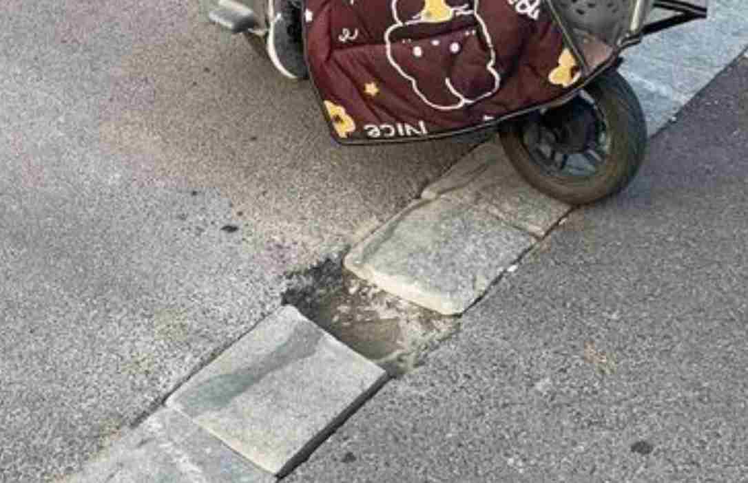 砖块松动“坑倒”骑车人致其多处骨折 交警无法出具责任认定