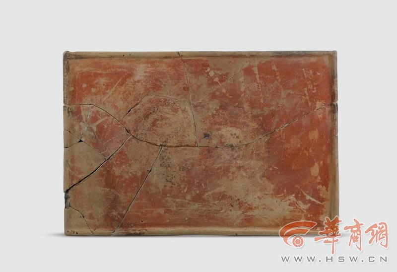 19图一九  陶案（M2057：19）