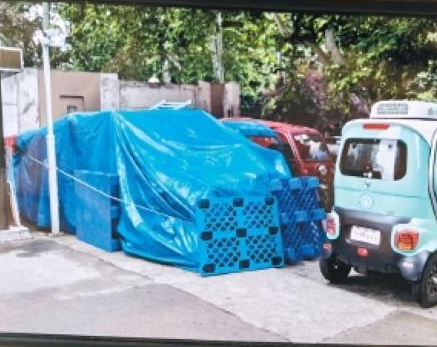 小区门口商贩货物“霸道”影响居民正常出入