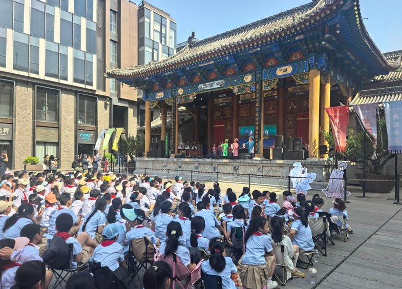 “ 快看，是忆秦娥”！“秦声润校园 非遗共传承”戏曲进校园活动在易俗社文化街区启幕