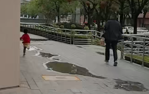 陕西高考首日 西安小萌宝穿旗袍为高考姐姐加油