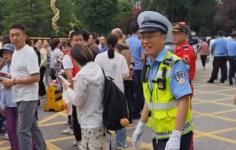 西安交警机智喊话逗笑考场外紧张家长