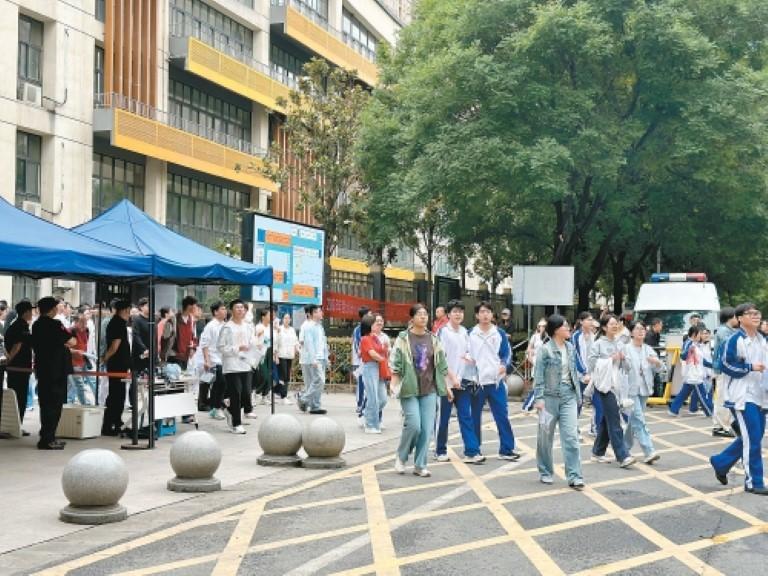 这一刻所有目光为他们聚焦 记者直击2026年西安高考首日