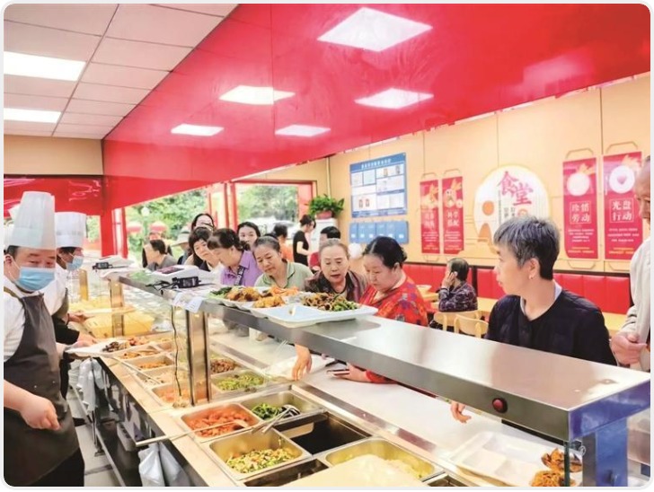 居民下楼就能吃上热乎饭 西安雁塔一社区大食堂对外开放