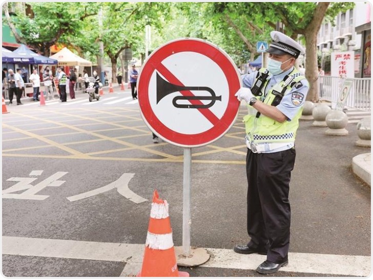 考生出门匆忙忘带身份证 民警协助快速核验