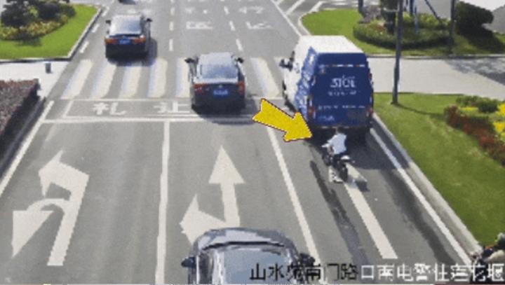 “迷你摩托”走红 安全谁来守护