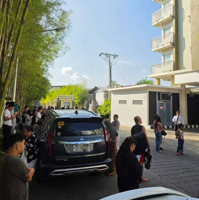 居民楼下避险 受访者提供.jpg 居民楼下避险 受访者提供.jpg