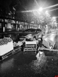 撞坏道路护栏该赔多少钱？
