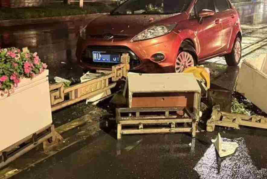车主撞坏护栏讲价仍赔7500元 投诉后更贵又被追索676元