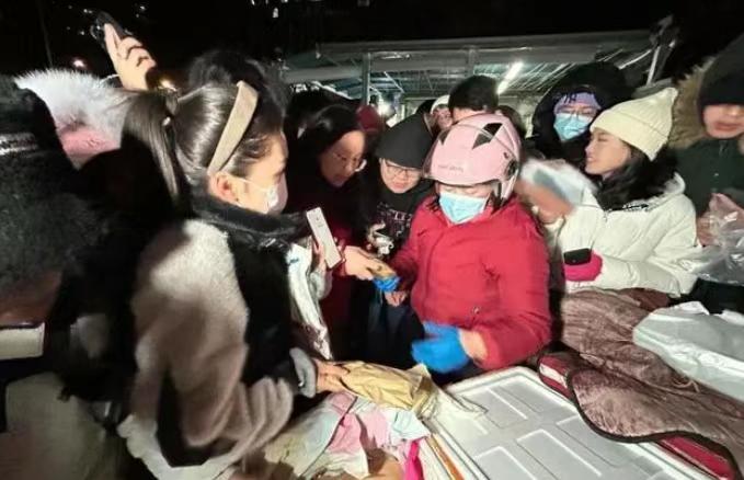 “鹅腿阿姨”被曝卖的是鸭腿 让大学生清澈的信任碎了一地
