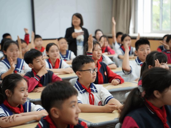 fTDLIIZ776KBQMch.jpg 在“乐享课堂”项目中,文传学生团队走进碑林区社区与小学.jpg
