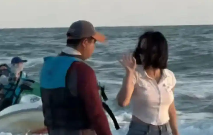 女游客称在北海银滩因拒绝快艇推销 遭两名男子围堵滋扰