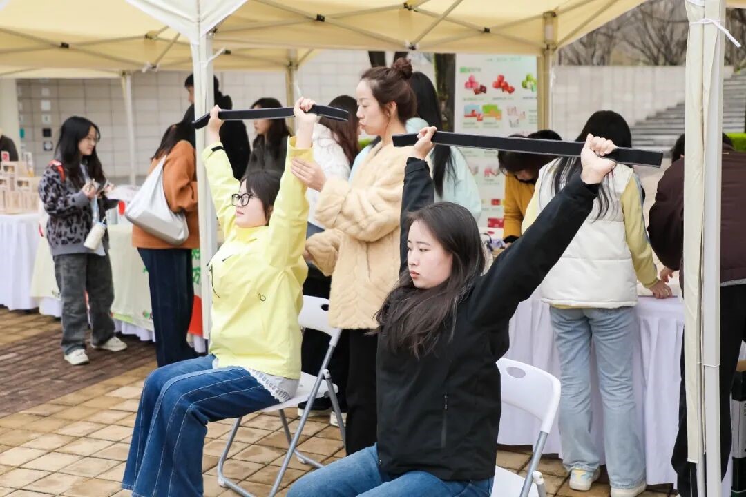 4xSKNCnb1HS75top.jpg 7.新零售健康生活节集市活动现场.jpg
