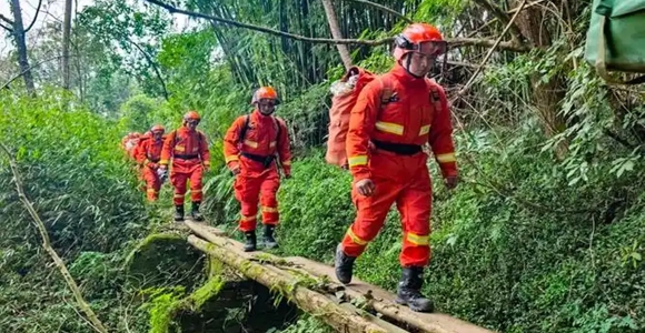 采药人受伤被困 西安消防秦岭空地协同紧急救援