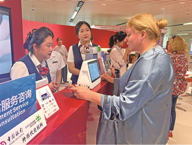 外籍旅客称赞陕西“入境金融第一站”服务方便快捷