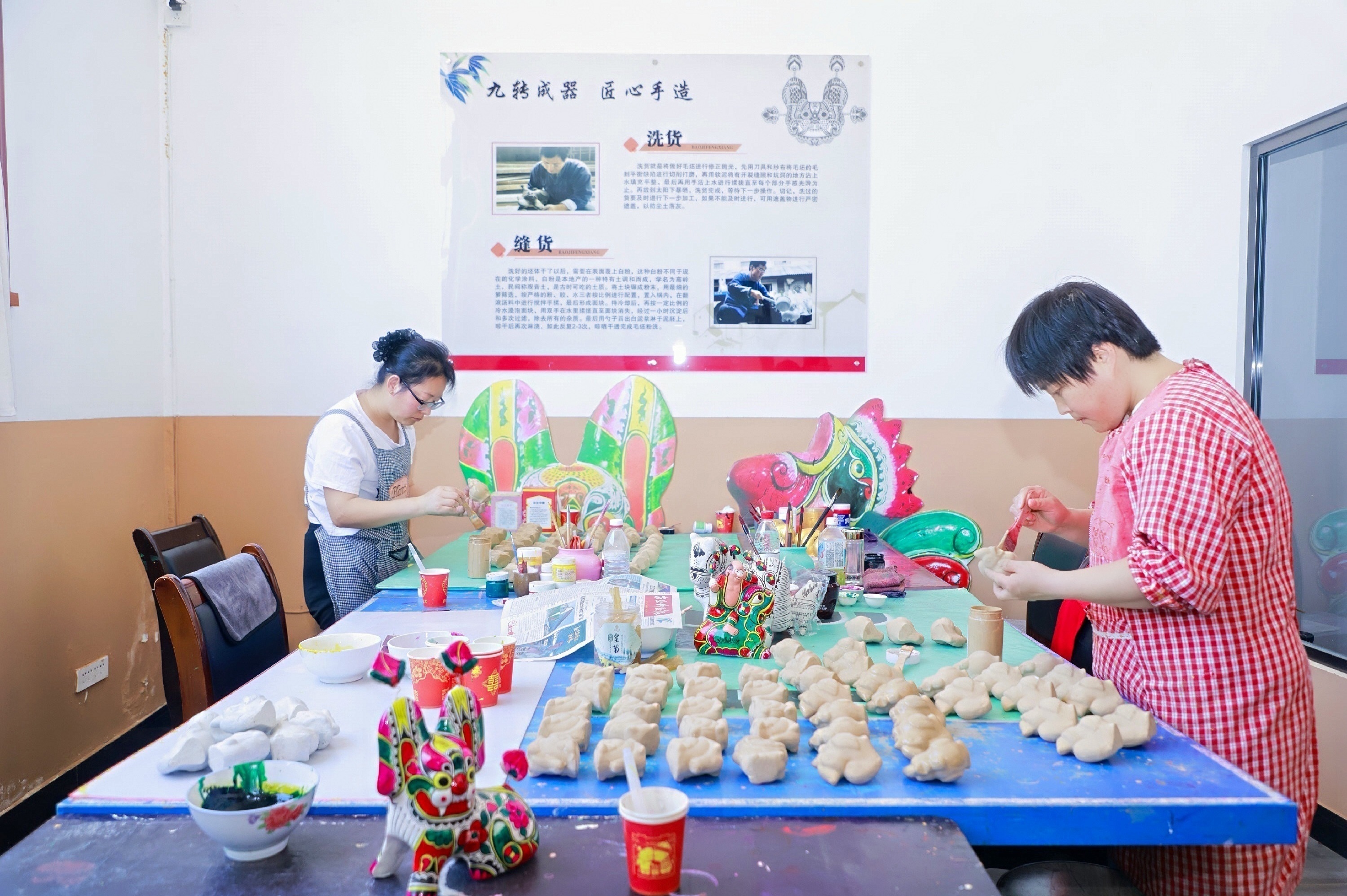 6月10日,泥塑工匠正在进行绘制步骤。(群众新闻记者 刘乐涵摄)