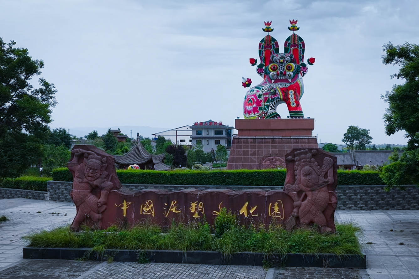 5月26日,航拍六营村“坐虎”彩绘泥塑。(群众新闻记者 刘乐涵摄)