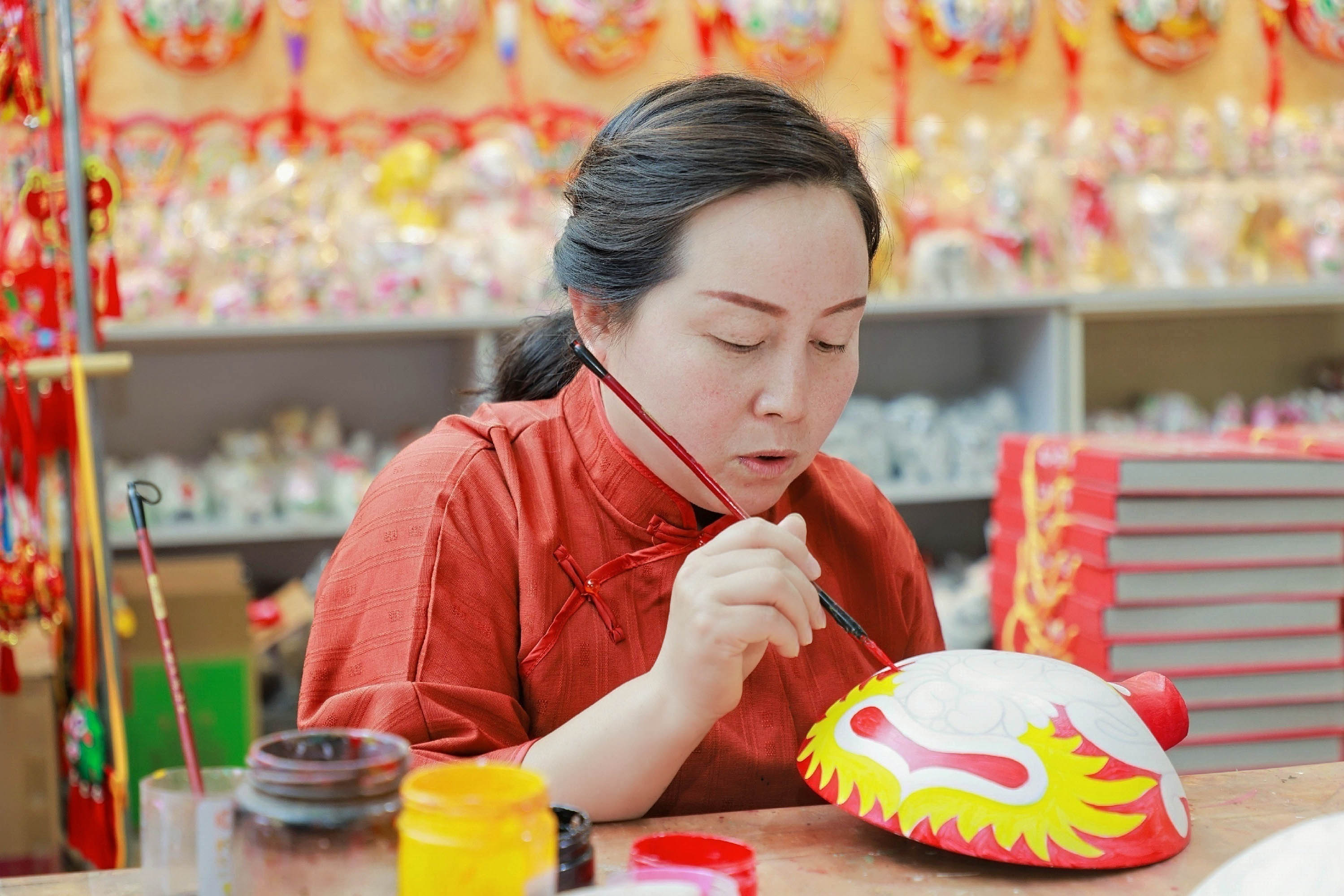 6月10日,马勺脸谱非遗传承人正在对脸谱进行描边。(群众新闻记者 刘乐涵摄)