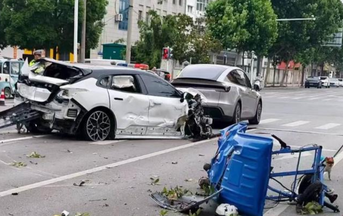 两名环卫工人清晨被撞不幸身亡 目击者：男的下车就跑了