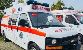 120送医途中遭“二次伤害” 七旬老人医院门口摔下担架