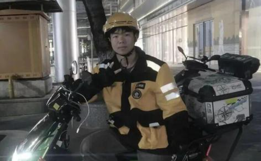 20岁外卖员跳河救人被卷暗流离世 手机还留着两个目标