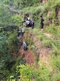 警民携手 地毯式摸排 连夜搜救七旬老人