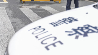 成都警方通报男子当街虐猫：已依法给予行政处罚