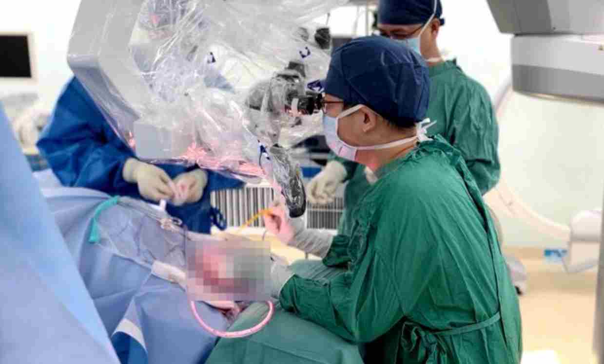 西安一男子未戴头盔骑电摩与汽车相撞 致颅骨碎成17块