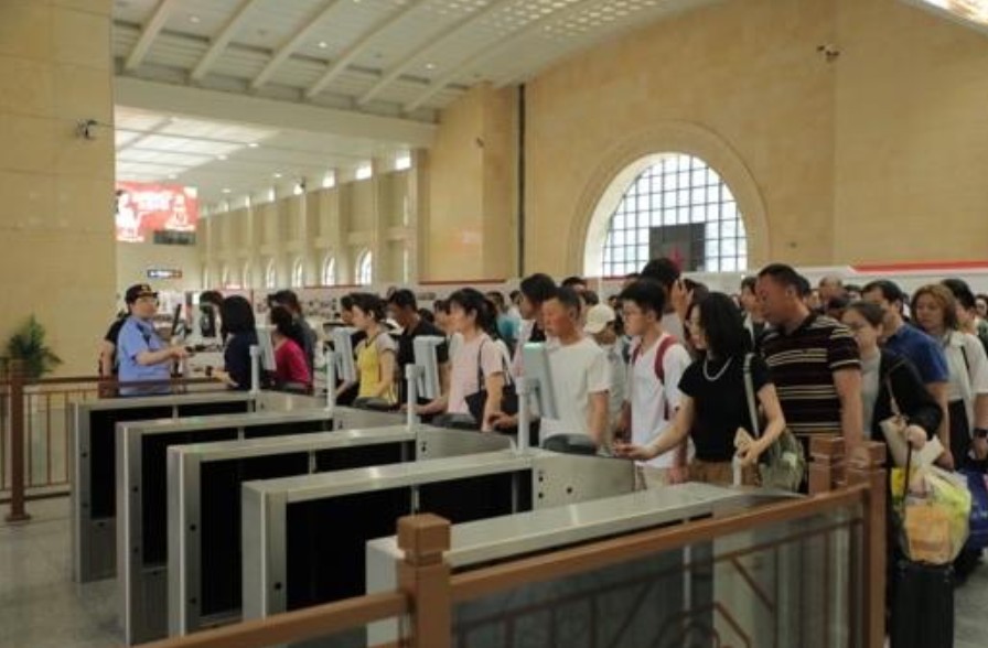 陕西铁路端午假期运输圆满收官假日期间西安铁路局累计发送旅客261.1万人次