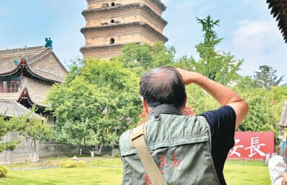 西安85岁老人踏遍陕西97个县区 探寻300多座古塔