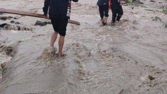 两小时转移1876人 陕西镇巴县极端暴雨实现“零伤亡”