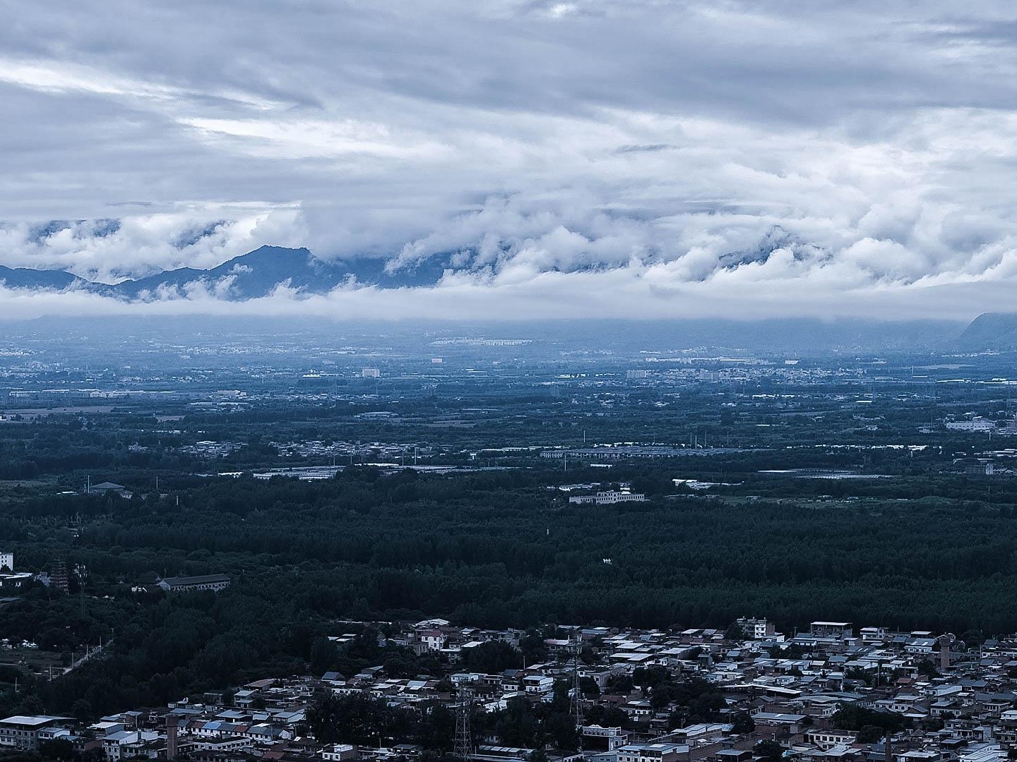 雨歇云涌 云海横亘秦岭山间