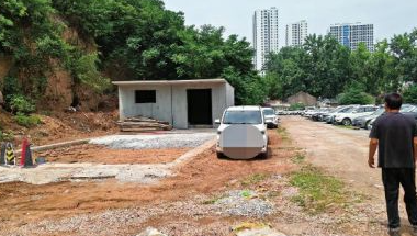 西安一小区有人要在停车场建祠堂 物业：已被制止施工