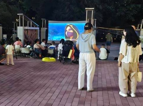 108坊故事|公益电影点亮夏夜 邻里相伴共叙温情
