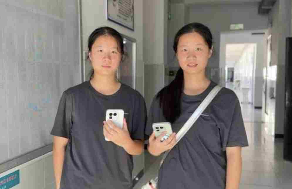 双胞胎姐妹高考都考了692分 或1分之差与清北失之交臂