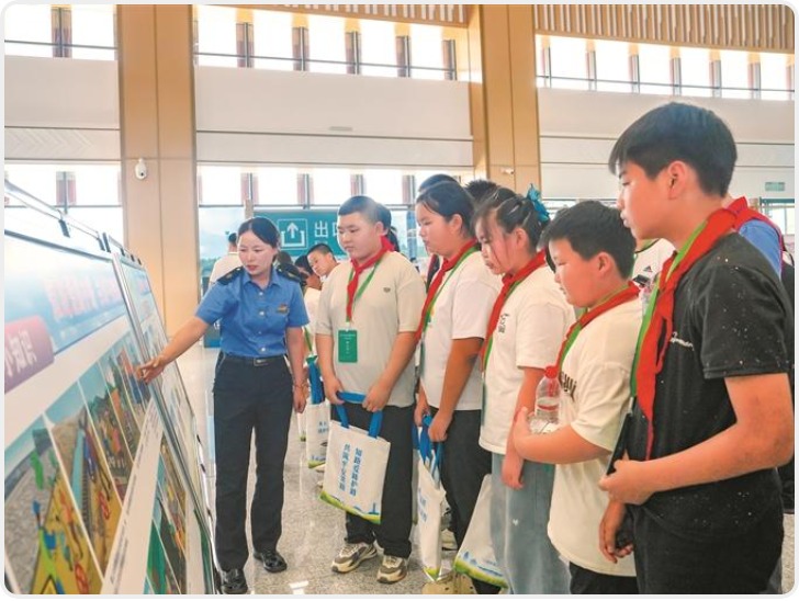 “体验高铁新速度 共筑西十平安路”爱路护路活动举办