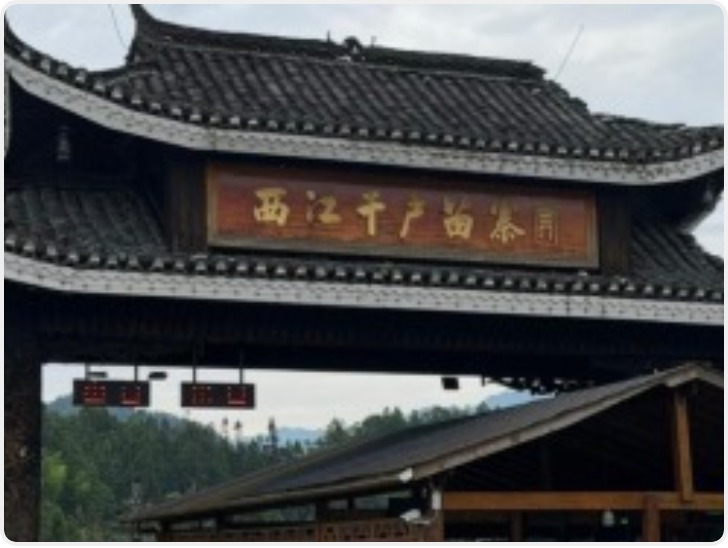 游客崴脚求助数次无救援 媒体：距离远不是景区迟缓响应的借口