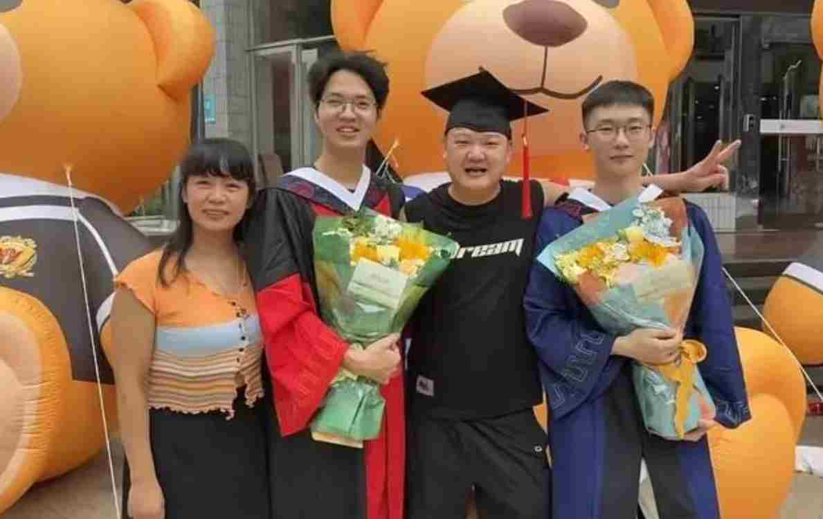 博士请吃了7年外卖店老板娘拍毕业照 后者赴约晒合照
